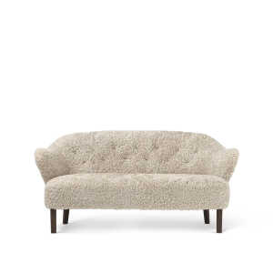 Audo Copenhagen Ingeborg 2.5-seat sofa Sheepskin moonlight-leg oak smoked